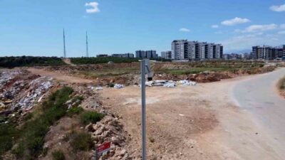 Kepez ilçesinde seyreden bir beton mikserinin yolda harç dökmeye kalkışması