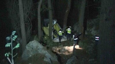 Antalya’nın Konyaaltı ilçesinde meydana gelen kazada, bir hafif ticari aracın