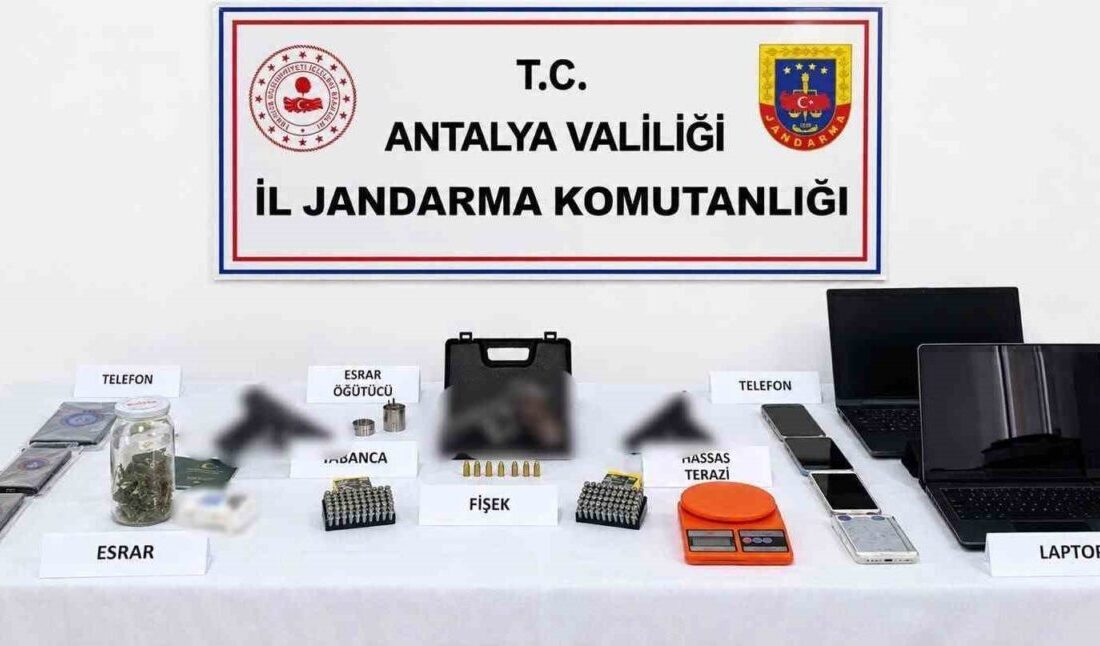Antalya İl Jandarma Komutanlığı’nın yürüttüğü operasyonda tabanca ve uyuşturucu ele