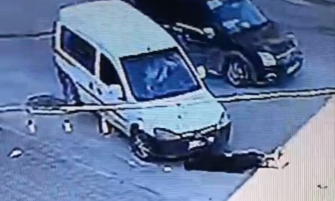 Adana’da seyir halindeki otomobilin önüne yatan şahıs, sürücünün araçtan inmesini