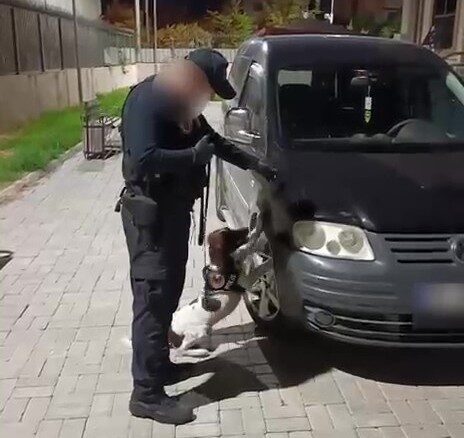 Denizli’de polis ekipleri tarafından gerçekleştirilen operasyonda, iki şüpheli araçta bulunan