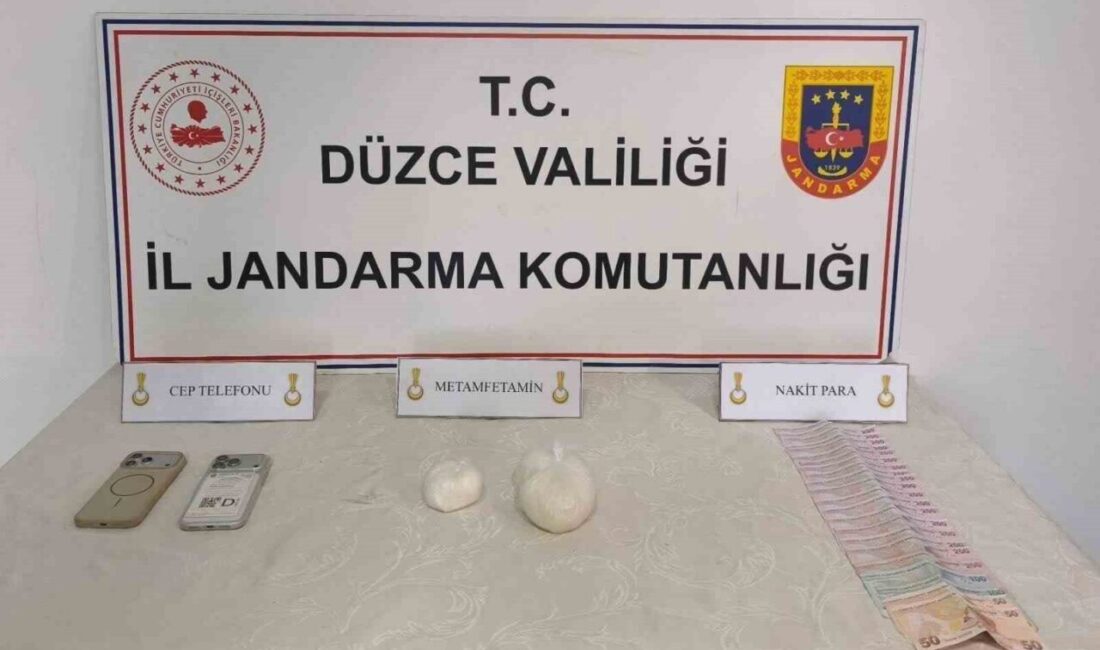 Düzce’de araçta gizli bölmeye saklanmış 405,16 gram metamfetamin ele geçirildi,