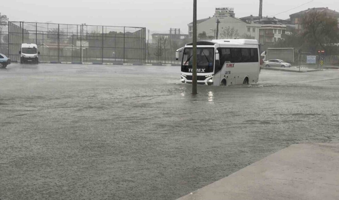 Arnavutköy’de yer alan Alibey Deresi, yağışlar sebebiyle taştı. Yollar sular