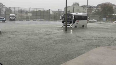 Arnavutköy’de yer alan Alibey Deresi, yağışlar sebebiyle taştı. Yollar sular