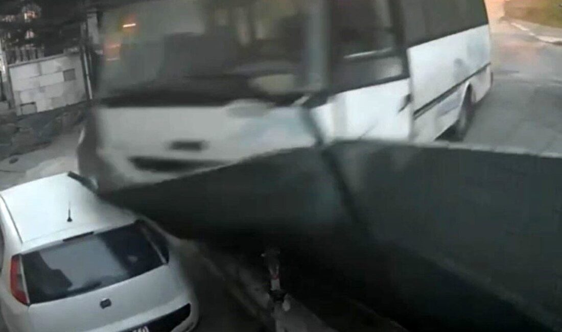 Arnavutköy’de yaşanan olayda, park halindeki bir midibüsün sürücüsü büyük bir