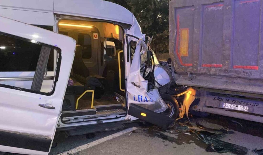 Arnavutköy ilçesinde, servis minibüsünün park halindeki hafriyat kamyonuna çarpması sonucu