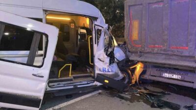 Arnavutköy ilçesinde, servis minibüsünün park halindeki hafriyat kamyonuna çarpması sonucu
