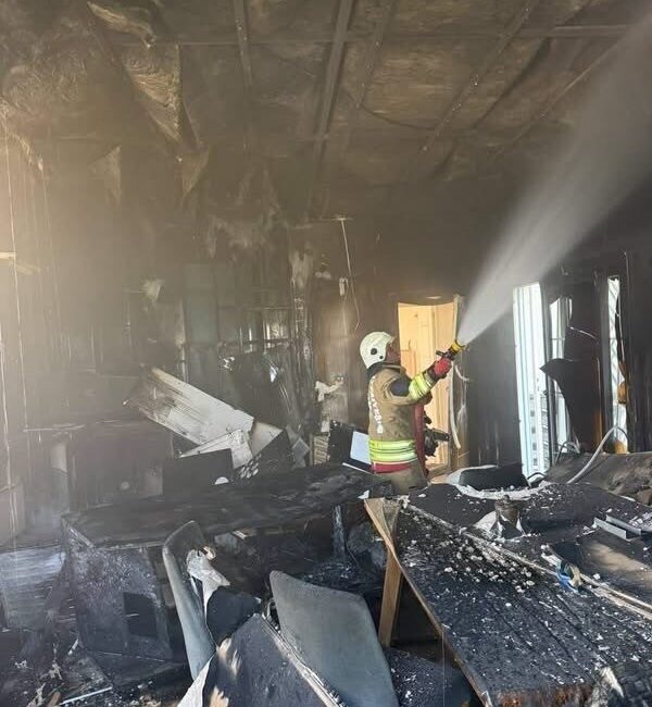 Hatay’ın Arsuz ilçesinde bir yangın meydana geldi ve alevler 2