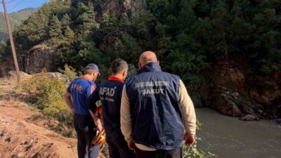 Artvin’de bir aracın kontrolden çıkması sonucu Şavşat Deresi’ne düşen olayda,