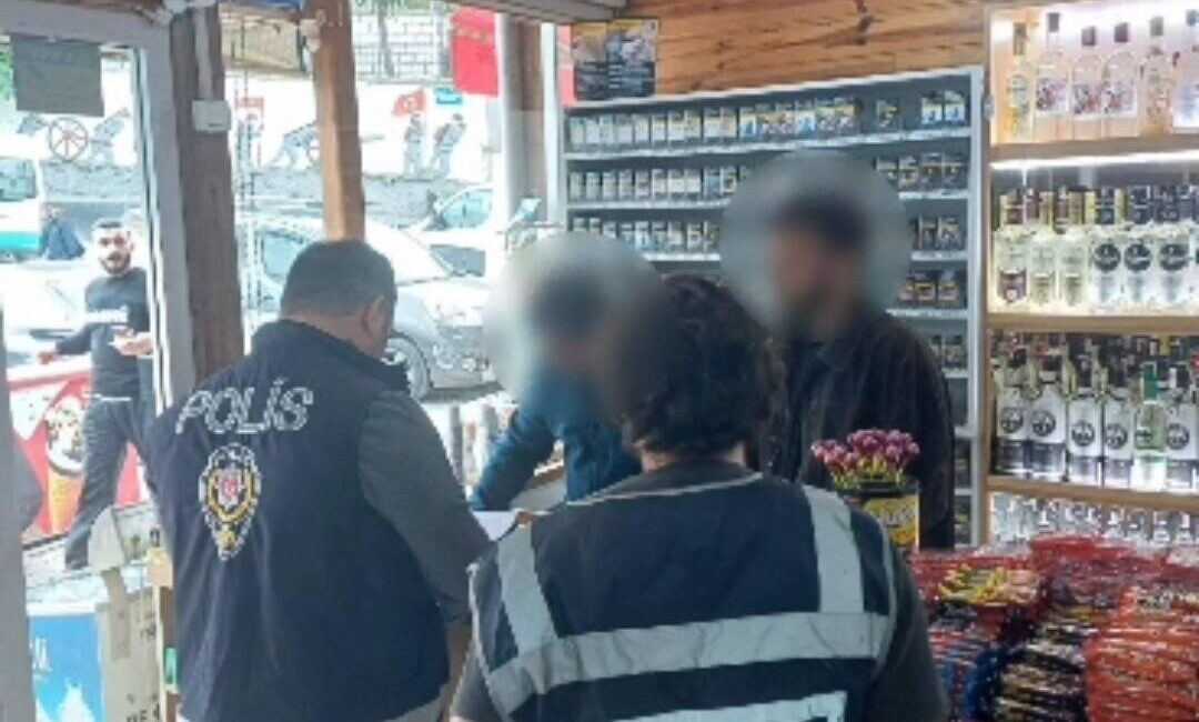 Artvin’de polis ekipleri tarafından okul çevrelerinde gerçekleştirilen denetimlerde, 15 işletmeye