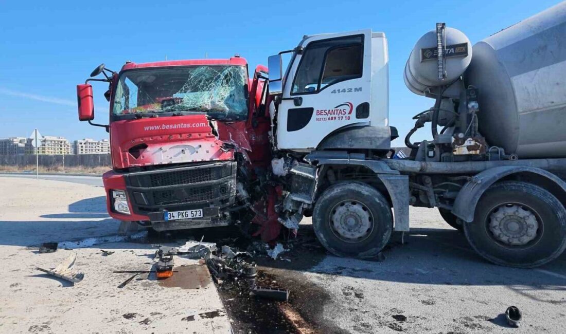 Avcılar ilçesinde meydana gelen trafik kazasında, bir beton mikseri kavşağa