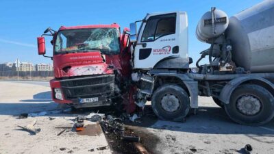 Avcılar ilçesinde meydana gelen trafik kazasında, bir beton mikseri kavşağa