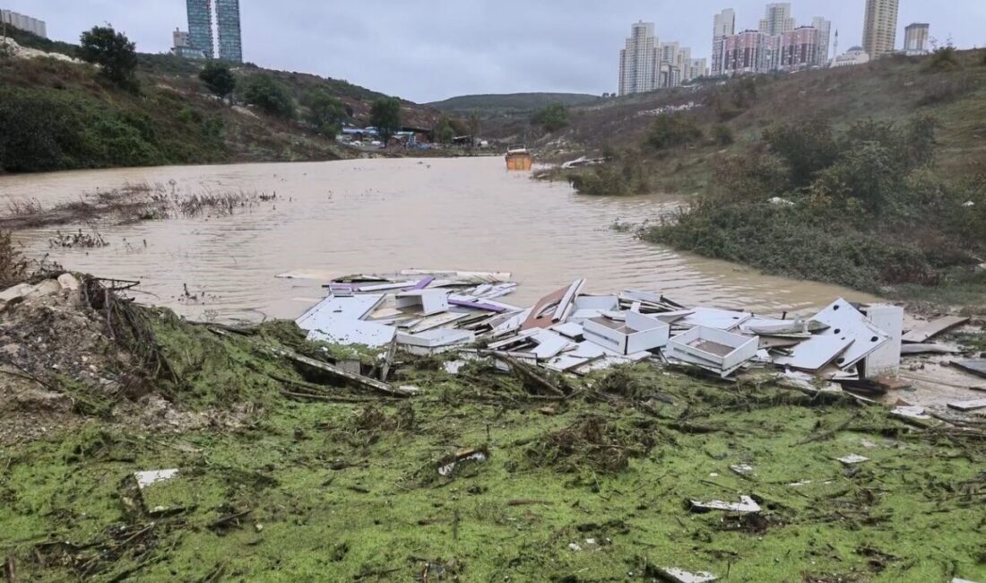 İstanbul’un Avcılar ilçesinde yaşanan şiddetli yağışın ardından park halindeki bir