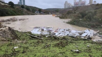 İstanbul’un Avcılar ilçesinde yaşanan şiddetli yağışın ardından park halindeki bir