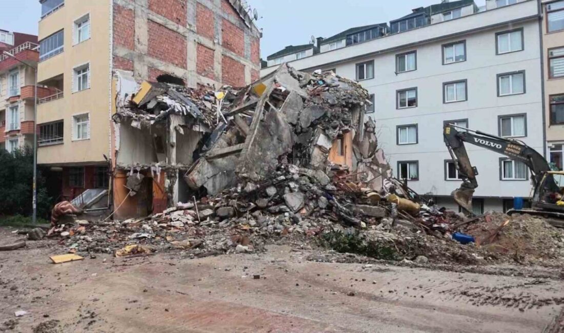 İstanbul Avcılar’da kentsel dönüşüm kapsamında yıkımı yapılan 4 katlı bina,