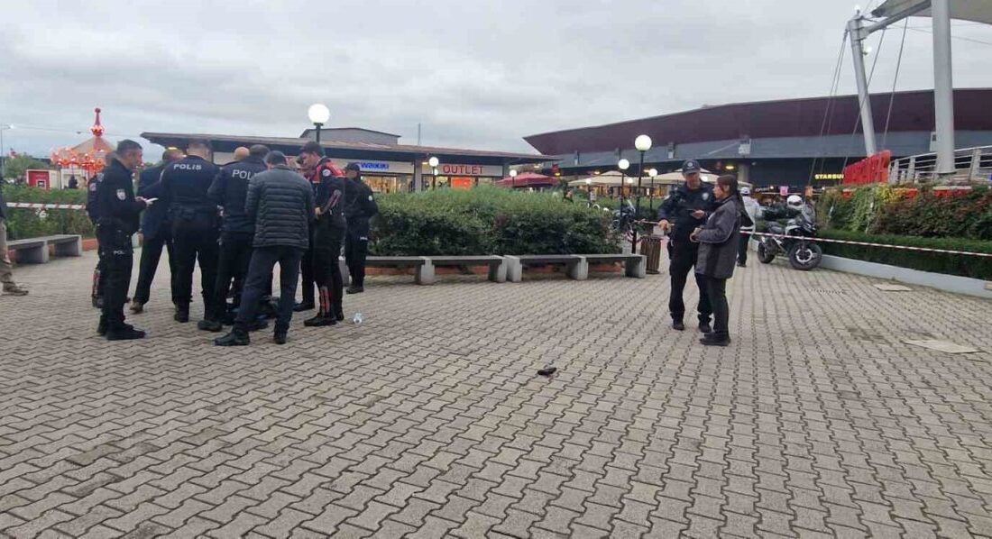Kocaeli’nin İzmit ilçesinde bir AVM’de şahıs kendi silahından çıkan kurşunla