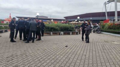 Kocaeli’nin İzmit ilçesinde bir AVM’de şahıs kendi silahından çıkan kurşunla