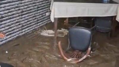 Ayazağa’da şiddetli yağışlar sonucu bir balıkçı dükkanı su altında kaldı