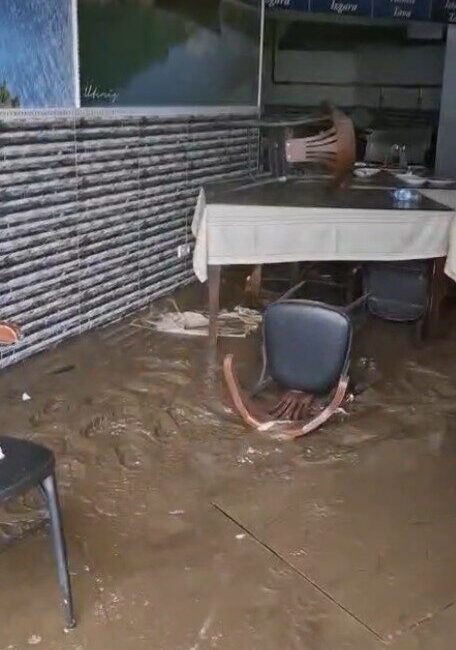 Ayazağa’da şiddetli yağışlar sonucu bir balıkçı dükkanı su altında kaldı