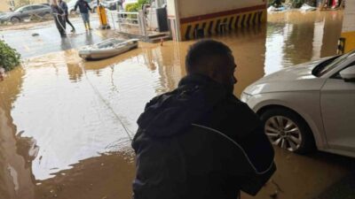 İstanbul’un Sarıyer ilçesine bağlı Ayazağa’da etkili olan şiddetli yağış, bir