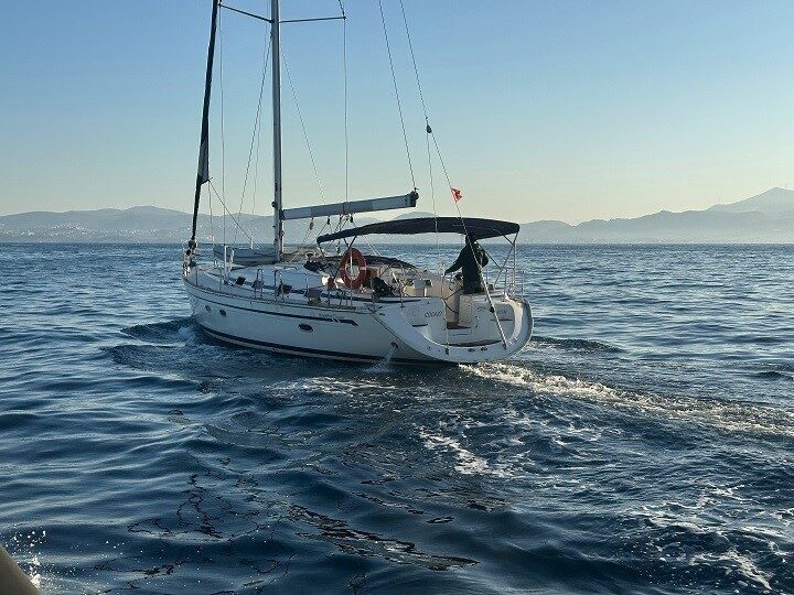 Kuşadası ilçesi açıklarında Sahil Güvenlik ekipleri tarafından durdurulan bir teknede,