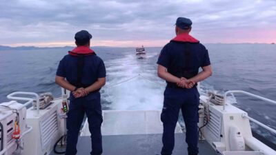 Didim ilçesinin açıklarında motor arızası nedeniyle sürüklenen bir teknedeki 3