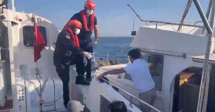 Didim ilçesi açıklarında meydana gelen olayda, Sahil Güvenlik ekipleri, özel