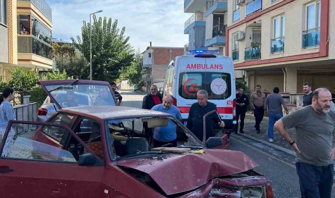 Aydın’ın Efeler ilçesinde kontrolden çıkan otomobilin aydınlatma direğine çarpması sonucu