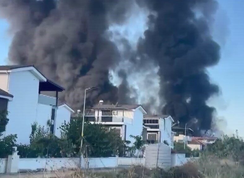 Kuşadası ilçesine bağlı Aydın’daki pazar yerinde çıkan yangınla ilgili söndürme