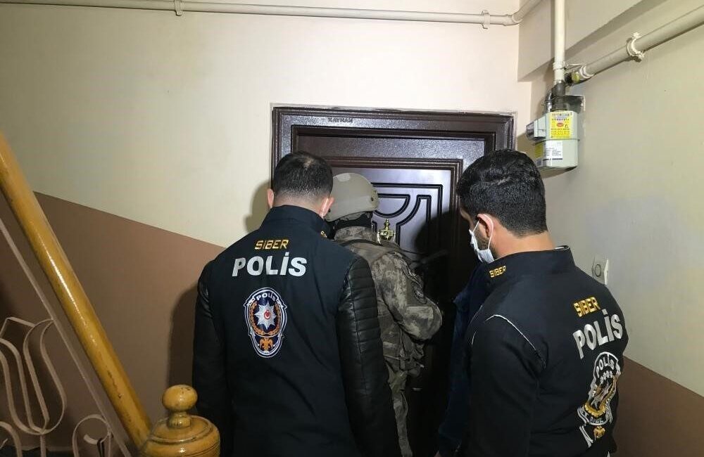 Aydın’da Siber Suçlarla Mücadele ekiplerinin gerçekleştirdiği operasyonda, müstehcenlik suçuyla ilişkilendirilen