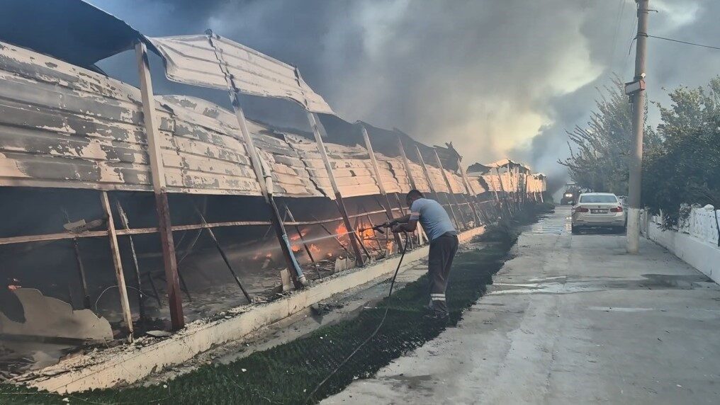 Kuşadası ilçesine bağlı Aydın’da bulunan pazar yerinde çıkan yangın, itfaiye