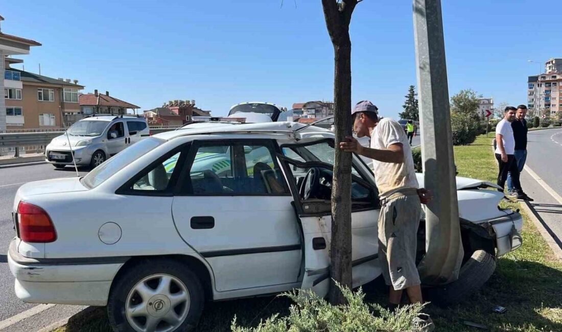 Antalya’nın Alanya ilçesinde kontrolden çıkan otomobilin refüjdeki aydınlatma direğine çarptığı