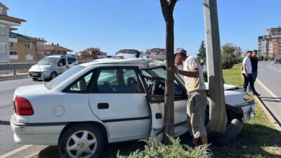 Antalya’nın Alanya ilçesinde kontrolden çıkan otomobilin refüjdeki aydınlatma direğine çarptığı