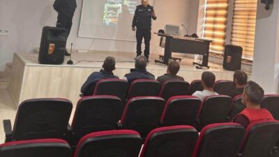 Aydıntepe ilçesinde, ruhsatlı silah sahiplerine yönelik bilgilendirme eğitimi düzenlendi. Eğitim,