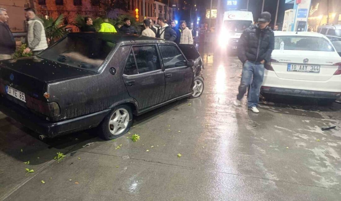 Ayvalık ilçesinde bir otomobilin kaldırımı aşarak akaryakıt istasyonundaki araca çarptığı