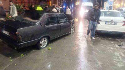 Ayvalık ilçesinde bir otomobilin kaldırımı aşarak akaryakıt istasyonundaki araca çarptığı
