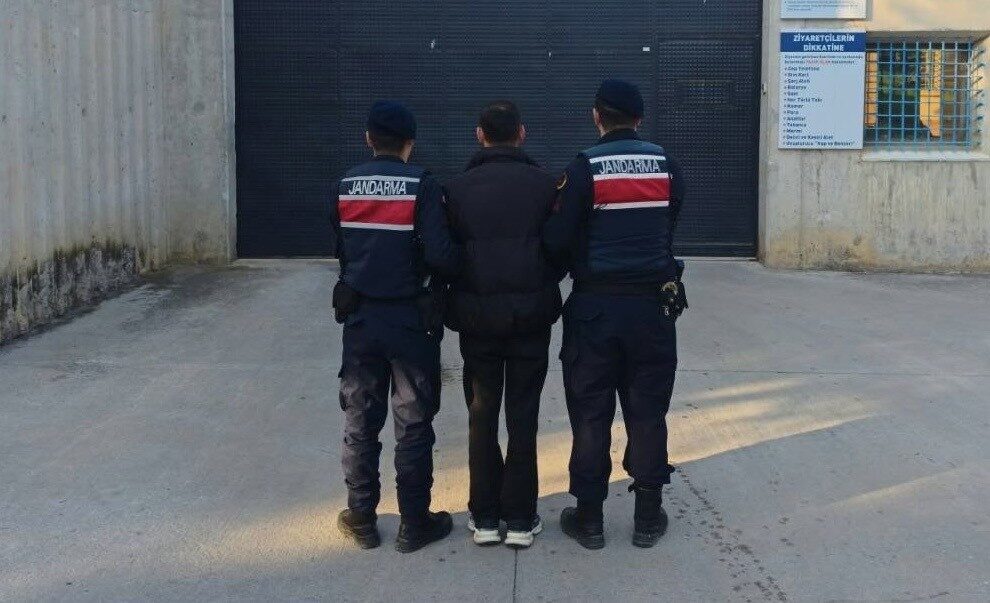 Samsun’un Bafra ilçesinde, uyuşturucu madde ticareti suçundan aranan ve 11