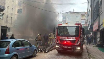 İstanbul Bahçelievler’de bir inşaatın temelindeki izolasyon malzemelerinin alev almasıyla çıkan