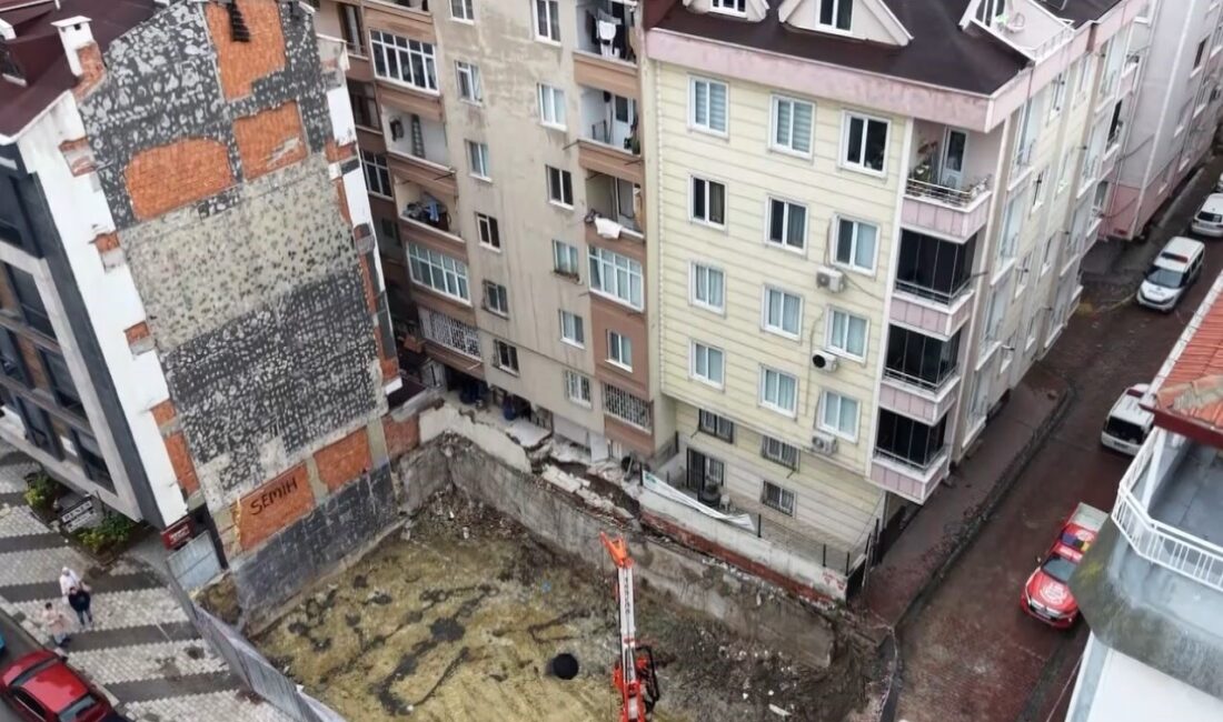 Bahçelievler’de zemininde çökme meydana gelen 6 ve 7 katlı iki
