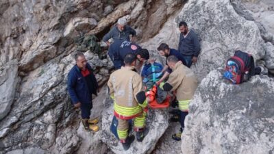 Hatay’ın Yayladağı ilçesinde, Karamağara Koyu’nda balık tutmaya giden bir kişi,