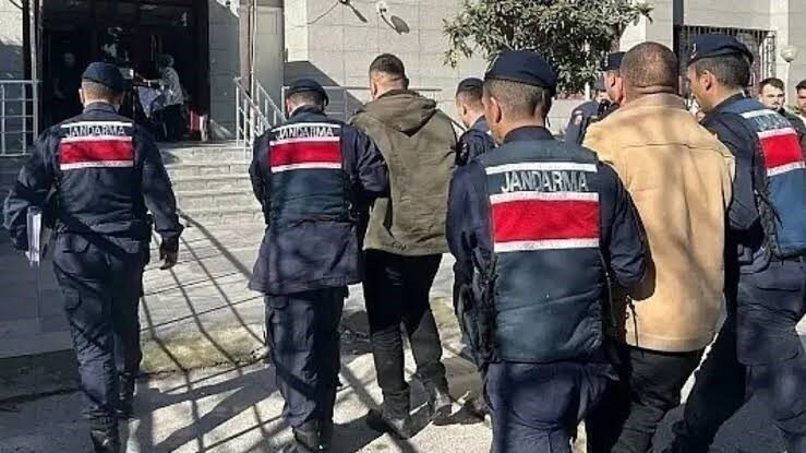Balıkesir’de jandarma tarafından gerçekleştirilen asayiş operasyonlarında, kesinleşmiş hapis cezası bulunan