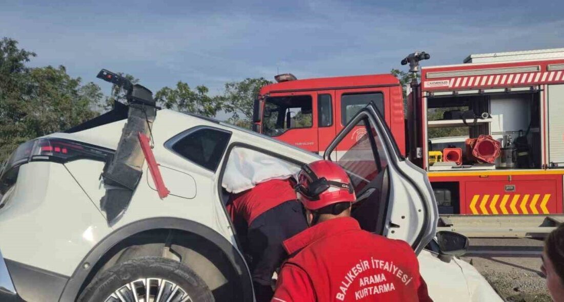 Balıkesir’in Susurluk ilçesinde meydana gelen trafik kazasında, araç bariyerlere çarparak
