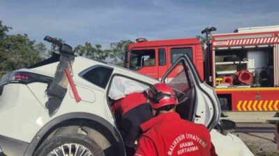 Balıkesir’in Susurluk ilçesinde meydana gelen trafik kazasında, araç bariyerlere çarparak