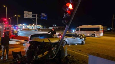 Bandırma ilçesindeki Hastane Kavşağı’nda meydana gelen trafik kazasında 3 kişi