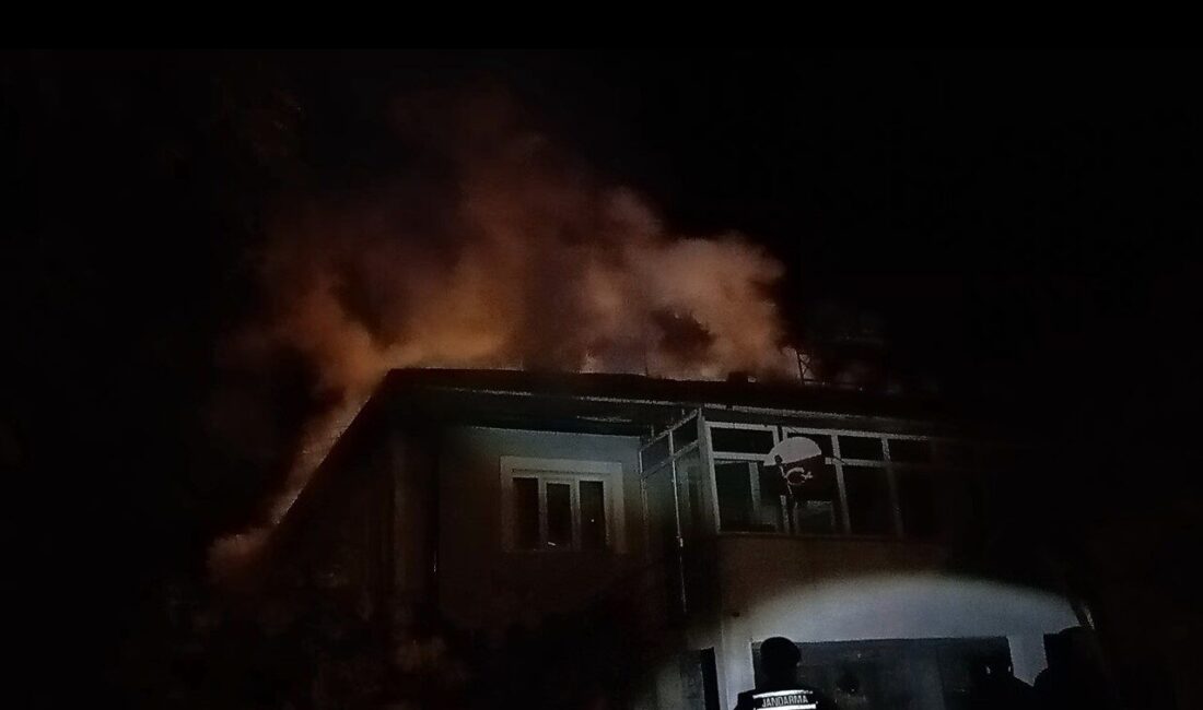 Tokat’ın Yeşilyurt ilçesinde banyo kazanından çıkan alevlerin çatıya sıçraması sonucu