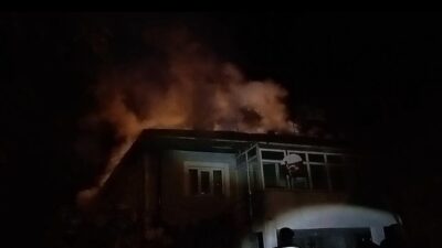 Tokat’ın Yeşilyurt ilçesinde banyo kazanından çıkan alevlerin çatıya sıçraması sonucu