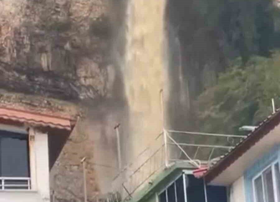 Bartın’da bugün öğle saatlerinde meydana gelen şiddetli yağışlar, ilginç manzaraların