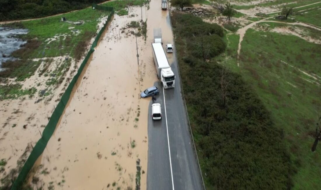 Başakşehir’de şiddetli yağmur nedeniyle yollar su altında kalırken, bir araç