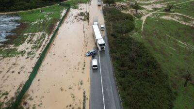 Başakşehir’de şiddetli yağmur nedeniyle yollar su altında kalırken, bir araç