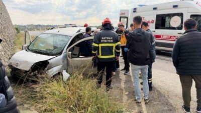 Batman’ın Kozluk ilçesinde bir aracın duvara çarpması sonucu meydana gelen